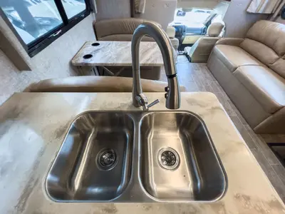 2020 Thor Motor Coach Omni photo 10