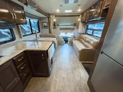 2020 Thor Motor Coach Omni photo 3