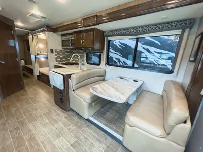 2020 Thor Motor Coach Omni photo 7