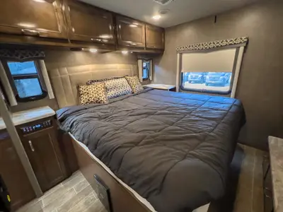 2020 Thor Motor Coach Omni photo 23
