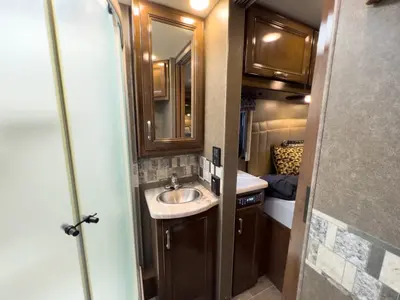 2020 Thor Motor Coach Omni photo 16