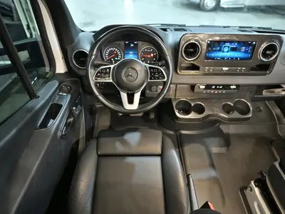 2020 Winnebago Navion photo 2