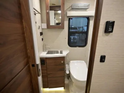 2020 Winnebago Navion photo 24