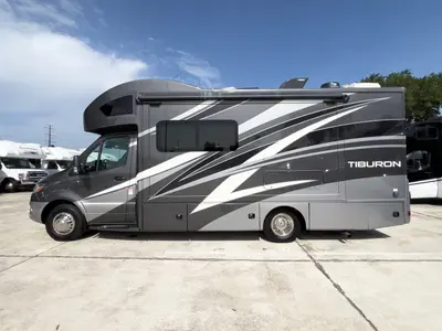 2021 Thor Motor Coach Tiburon photo 22