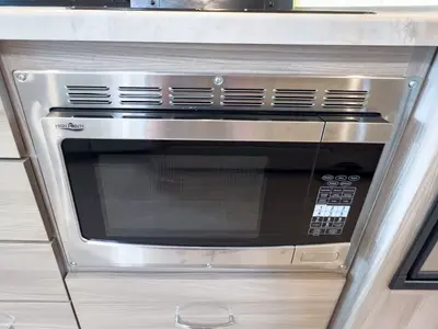 2021 Thor Motor Coach Tiburon photo 12