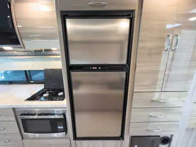 2021 Thor Motor Coach Tiburon photo 13