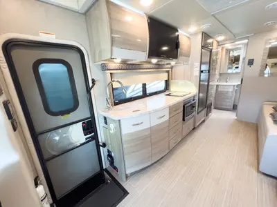 2021 Thor Motor Coach Tiburon photo 6