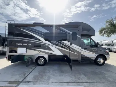 2021 Thor Motor Coach Tiburon photo 25