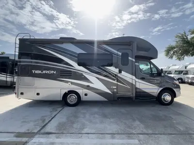 2021 Thor Motor Coach Tiburon photo 24