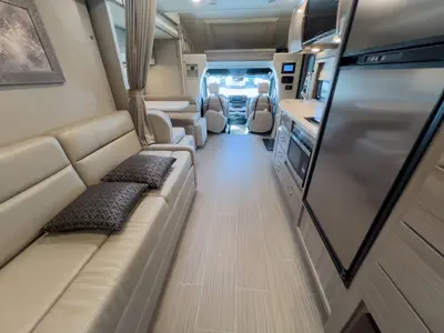 2021 Thor Motor Coach Tiburon photo 3
