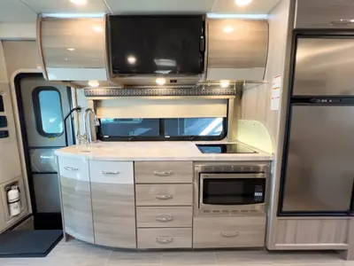 2021 Thor Motor Coach Tiburon photo 8