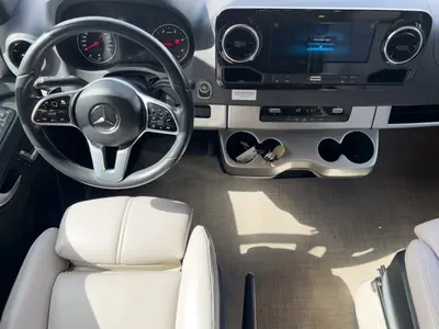 2021 Thor Motor Coach Tiburon photo 2