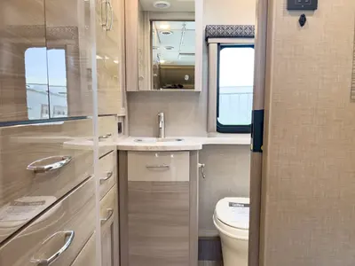 2021 Thor Motor Coach Tiburon photo 18