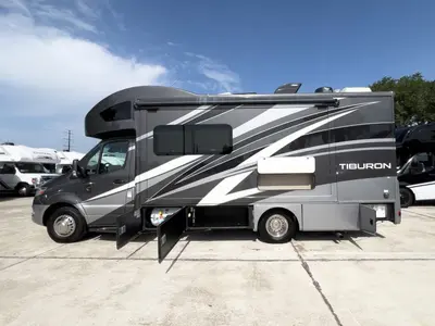 2021 Thor Motor Coach Tiburon photo 23
