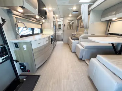 2021 Thor Motor Coach Tiburon photo 5
