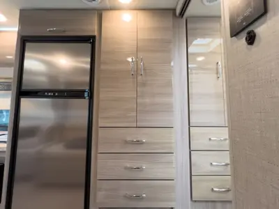 2021 Thor Motor Coach Tiburon photo 7
