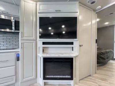 2021 Fleetwood Pace Arrow photo 7