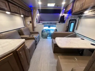 2022 Thor Motor Coach Magnitude photo 3