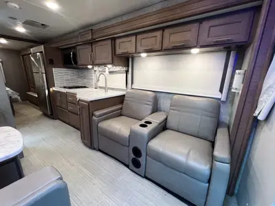 2022 Thor Motor Coach Magnitude photo 7