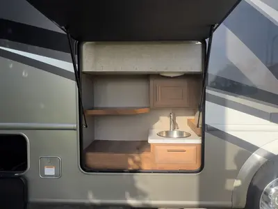 2022 Thor Motor Coach Magnitude photo 28
