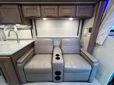 2022 Thor Motor Coach Magnitude photo 8