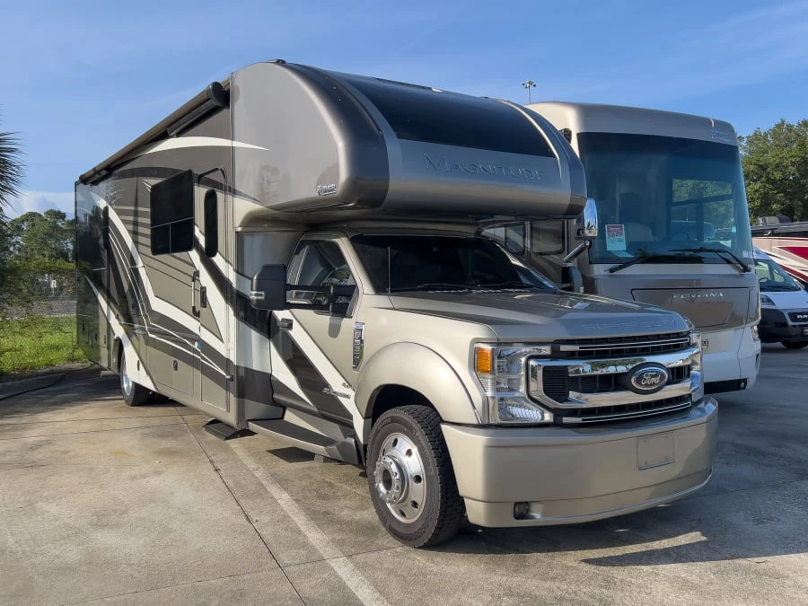 2022 Thor Motor Coach Magnitude exterior