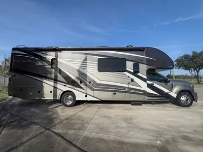 2022 Thor Motor Coach Magnitude photo 27
