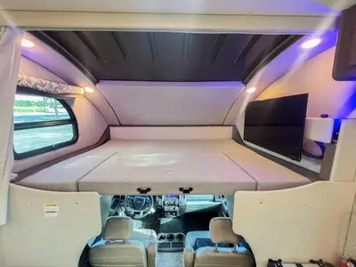 2022 Thor Motor Coach Magnitude photo 4