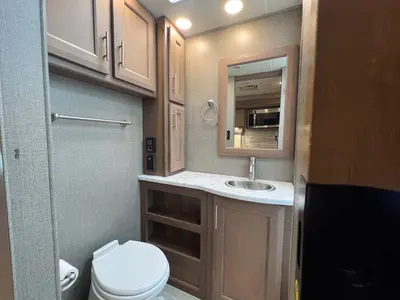 2022 Thor Motor Coach Magnitude photo 16