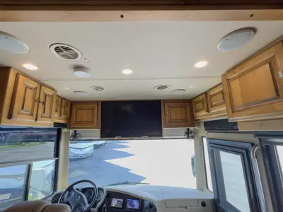 2017 Tiffin Motorhomes Phaeton photo 4