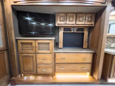 2017 Tiffin Motorhomes Phaeton photo 23