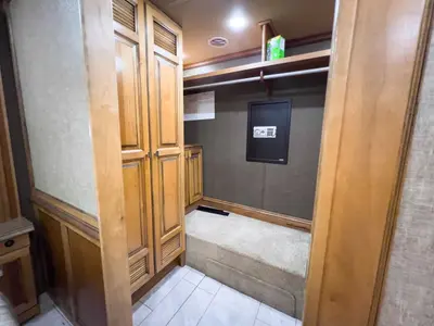 2017 Tiffin Motorhomes Phaeton photo 24