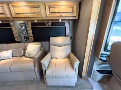 2017 Tiffin Motorhomes Phaeton photo 15