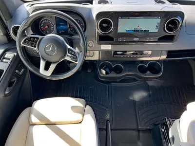 2021 Winnebago Navion photo 2