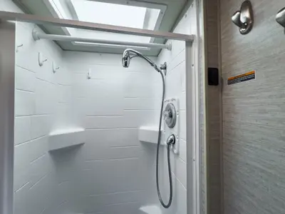 2021 Winnebago Navion photo 18