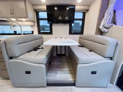 2027 Thor Motor Coach Omni Trail photo 7