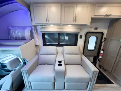 2027 Thor Motor Coach Omni Trail photo 14