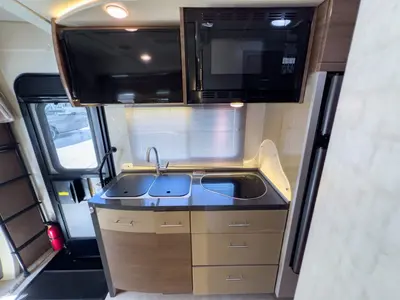 2015 Winnebago Navion photo 7