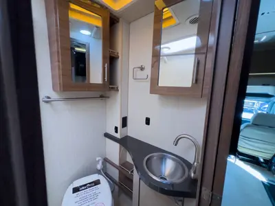 2015 Winnebago Navion photo 17