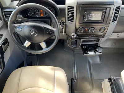 2015 Winnebago Navion photo 2