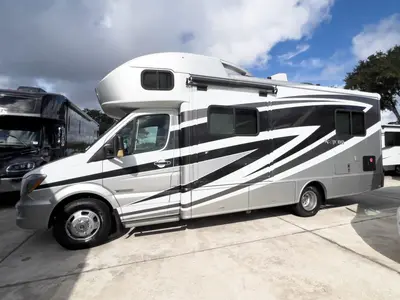 2015 Winnebago Navion photo 22