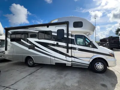 2015 Winnebago Navion photo 26