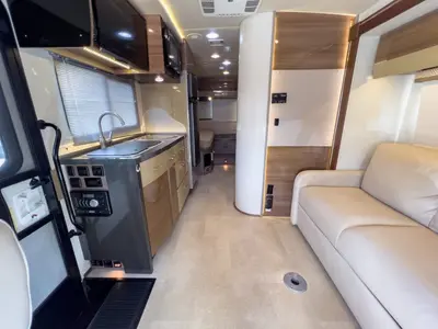 2015 Winnebago Navion photo 5