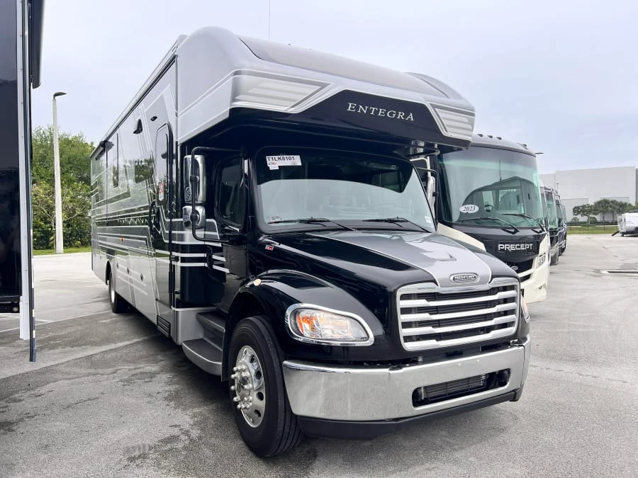 2026 Entegra Coach Accolade XL exterior