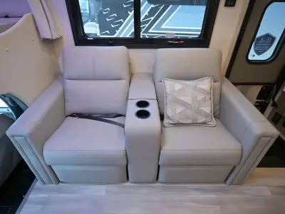 2027 Thor Motor Coach Omni photo 17