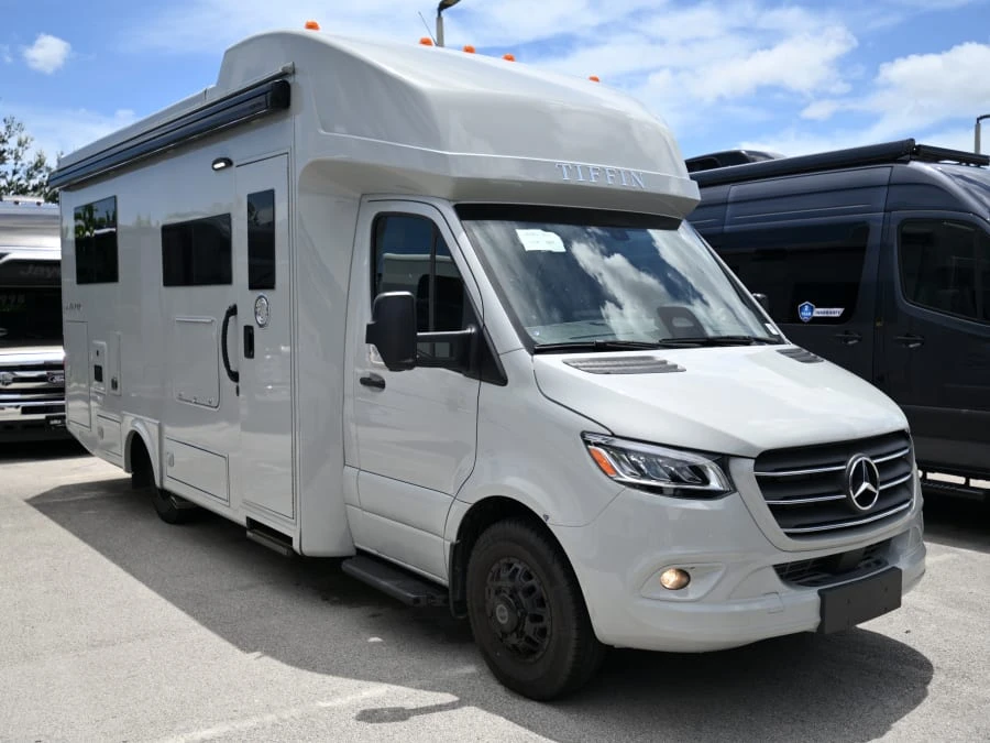 2027 Tiffin Motorhomes Wayfarer exterior