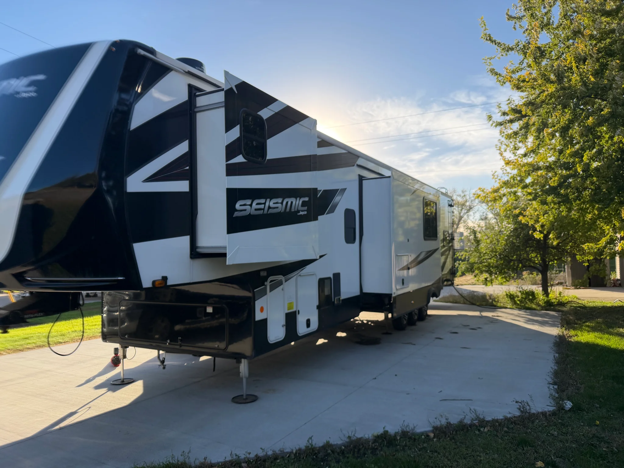 2025 JAYCO SEISMIC exterior