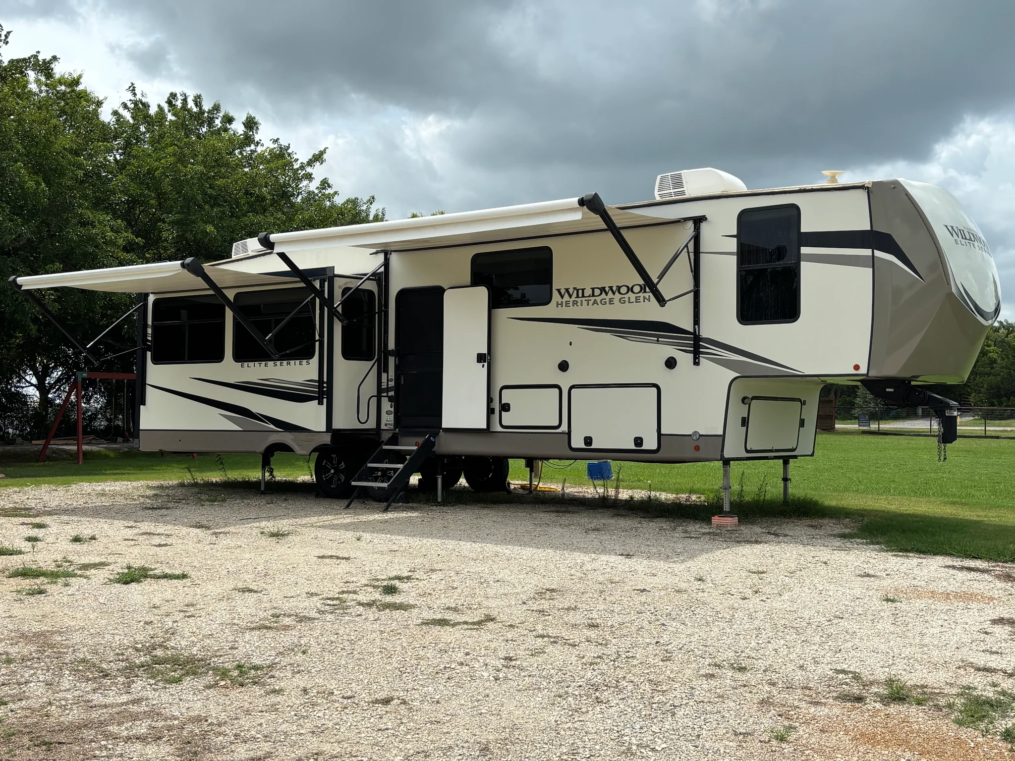 2022 FOREST RIVER WILDWOOD HERITAGE GLEN ELITE exterior