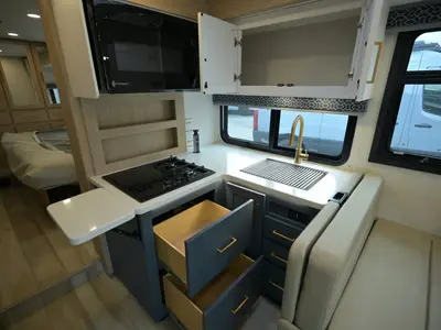 2027 Thor Motor Coach Quantum photo 10