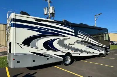 2018 FLEETWOOD BOUNDER photo 2